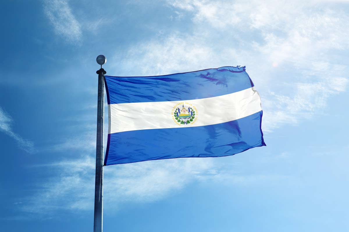 Bandera actual de El Salvador. 